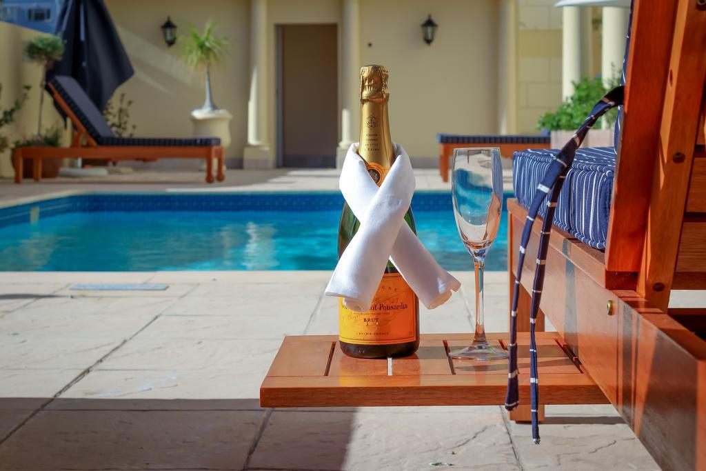 Hotel Le Vendome Κέιπ Τάουν Εξωτερικό φωτογραφία A bottle of Veuve Clicquot