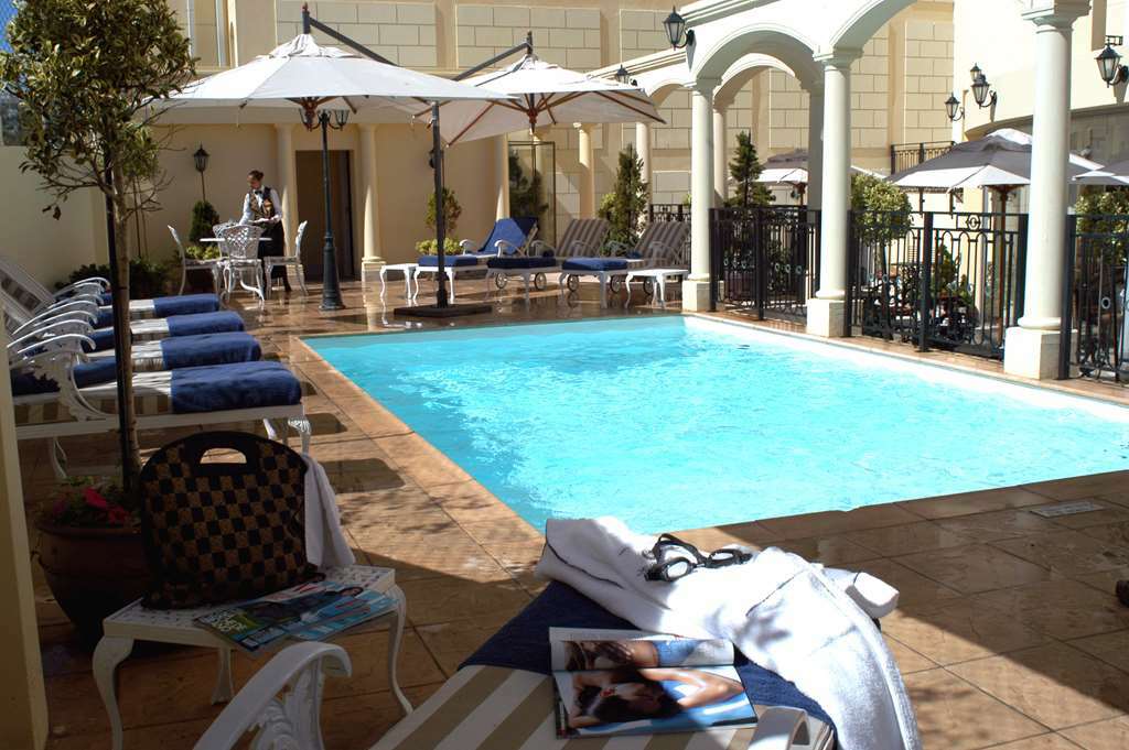 Hotel Le Vendome Κέιπ Τάουν Ανέσεις φωτογραφία The pool at the Cape Town Four Seasons